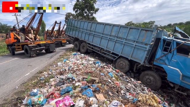 🚛🌪️ ХАОС НА СВАЛКЕ: ИНДОНЕЗИЙЦЫ ОПРОКИНУЛИ ГРУЗОВИК — СМОТРИ, ЧТО ТВОРИЛОСЬ! 😲🗑️