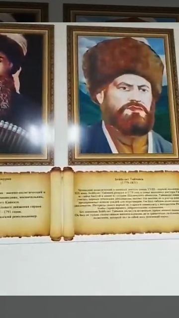 Обычная школа в Грозном. Все на портретах сепаратисты