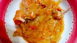 Сладкая тушёная капуста с сельдереем и курицей
