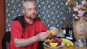 Мукбанг. Гренки с куриным мясом и фруктовое меню. Еда на камеру.
