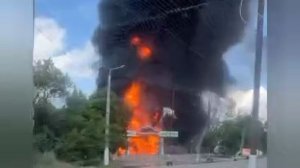 В Славянске после удара российского БПЛА уничтожена очередная АЗС. Сгорела вместе с бензовозом.