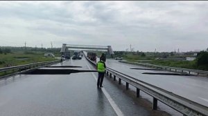 Движение на участке трассы Тюмень – Екатеринбург перекрыто из-за провала асфальта
