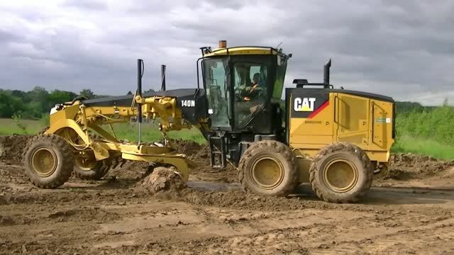 Грейдер Cat 140M ровняет дорогу смотреть онлайн