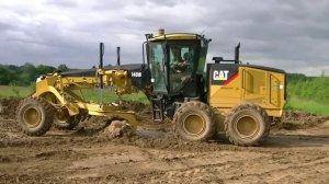 Грейдер Cat 140M ровняет дорогу