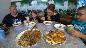 мукбанг. удон с курицей и панкейки с шоколадом