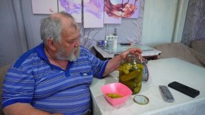 Накрыли стол на ужин Маринованные огурцы с прошлого года ПОДВАЛ ИЛЬИЧА дружная семья