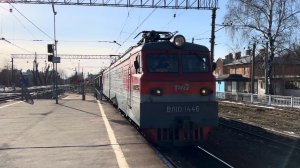«Гонки» Электровоз ВЛ10-1446 с грузовым поездом и электропоезд ЭД4М-0376 на ст.Кушелевка, март 2022