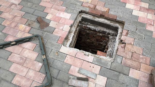 Проламился новый люк  и я поставил   Советский 60 кг старый люк