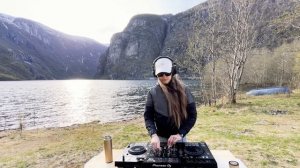 MRL - Just a chill girl mix (downtempo house)