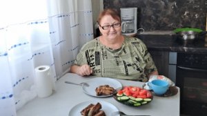 Готовлю на обед рёбрышки и картошку по-деревенски в аэрогриле. На даче собираем урожай.