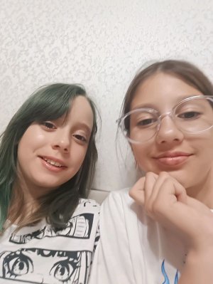 учу свою подругу Юлю танцевать