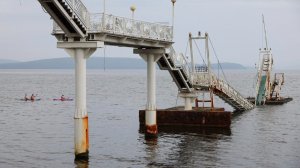 В Приморье рухнул пешеходный мост, с которого дети прыгали в море