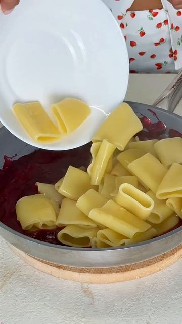 Паста с розовым сыром.