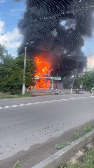 Кадры удара по заправке и бензовозу в Славянске