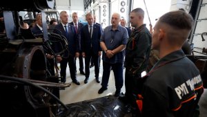 Лукашенко: А сколько лет этому агрегату? // Шклов. Рабочая поездка