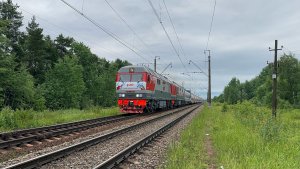 Тепловозы ТЭП70БС-380 и 378 с «Поездом Памяти - 2026» на перегоне, июнь 2026 года