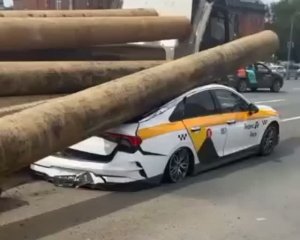 😳Пункт назначения на Варшавском шоссе 

Из грузовика посыпались трубы прямо на машину такси.