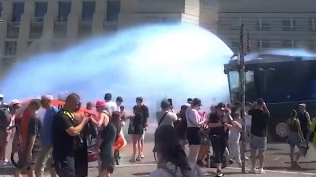 Безумная Жара по Всему Миру: Моменты, Попавшие на Камеру