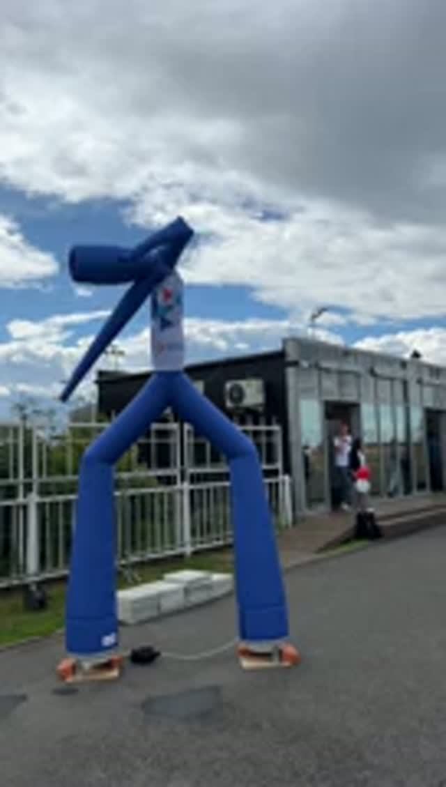 Синяя надувная фигура 