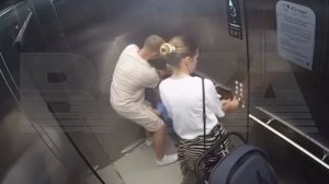 Дверь лифта зажала руку маленькому ребёнку и протащила его несколько этажей вверх.