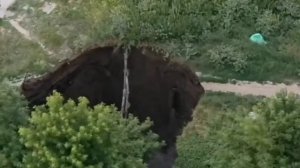 Огромная яма оставила новосибирцев без воды на несколько часов.

Провал грунта повредил водопровод и