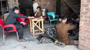 Пара гаражных кустарных производств. Пакистан