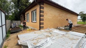 Работа должна продолжаться. Строим отмостку вокруг дома своими руками. Заливаем проезд на участке.