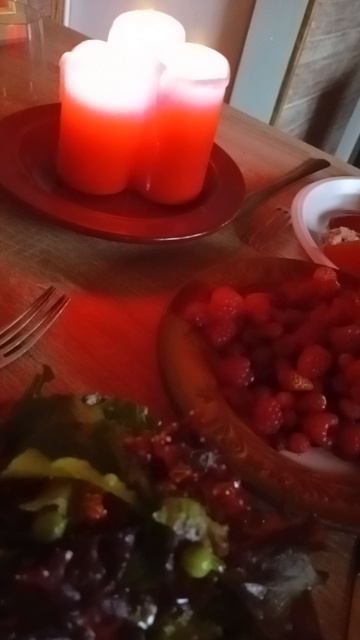 Когда в деревне выключили свет - ужинаем пии свечах, тем более отпуск начался