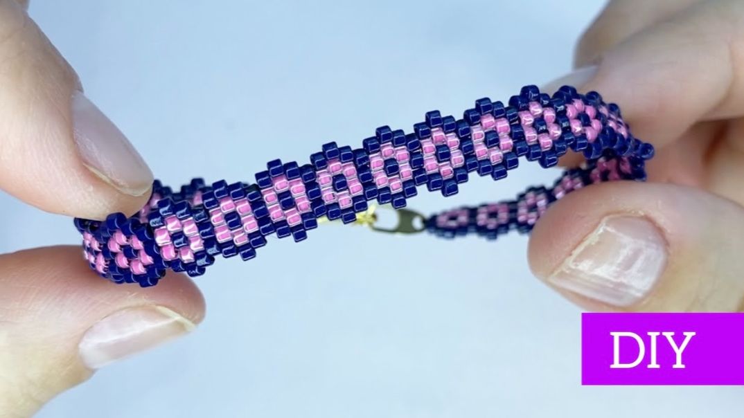 Браслетик фенечка из бисера Мастер класс Кирпичное плетение Beaded tutorial Давай порукоделим смотреть онлайн