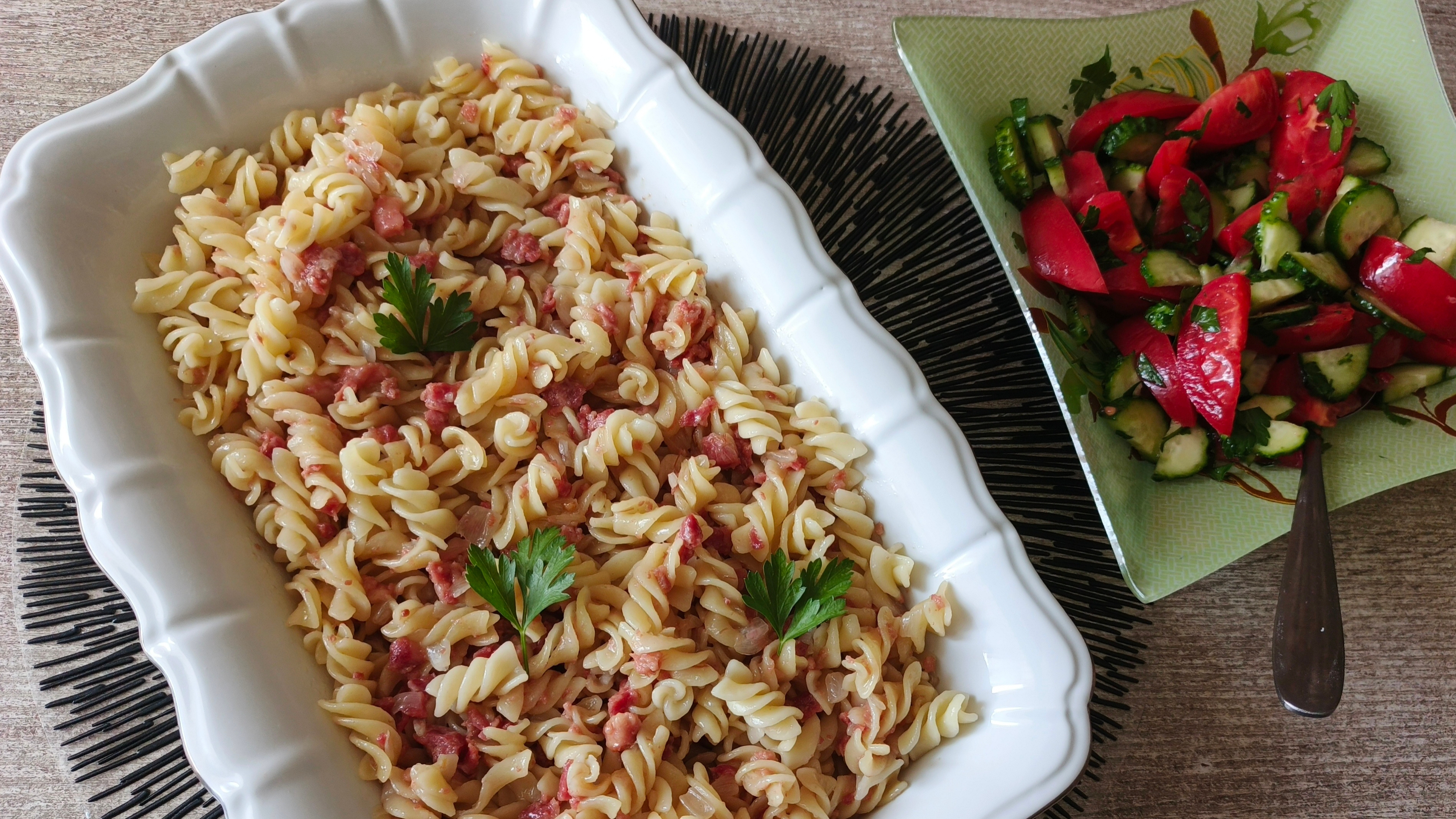 Макароны с тушенкой