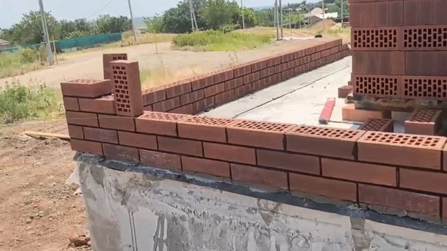 Каменщики выполняют кладочные работы 🧱 наши мастера ⚒️ строим дома и коттеджи 🏠 будни строителей