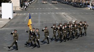 «Приветствуем нацистов»: во Франции прошел скандальный парад в честь Дня взятия Бастилии