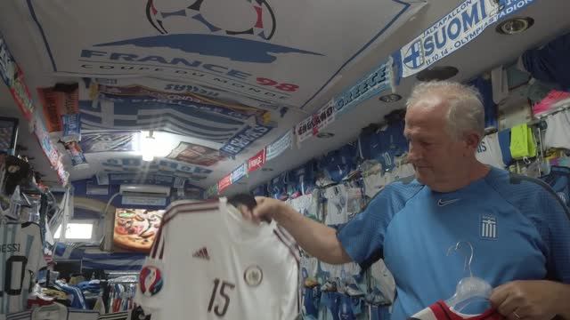 Грек в Ханье вспоминает российские и советские игры(Крит) смотреть онлайн
