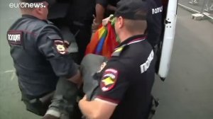 российская полиция загружает в бусик лгбтшников на лгбт прайде в спб