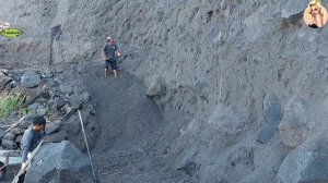 Строительство, шахтёры добывают песок в карьере