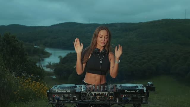 Dr Saba - Live Deep House Mix 25 Minutes Away From Home ... смотреть онлайн