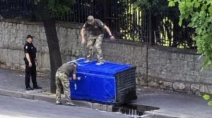 Штурм мобильного туалета зондеркомандой ТЦК. Там спрятался украинец!