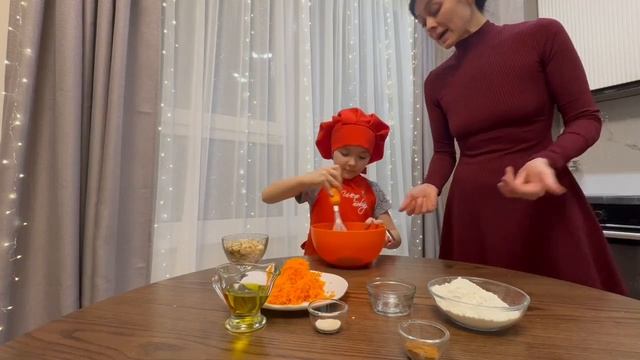 Маша готовит пирог