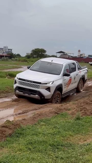 Тест-драйв Toyota Hilux Rally Travo смотреть онлайн