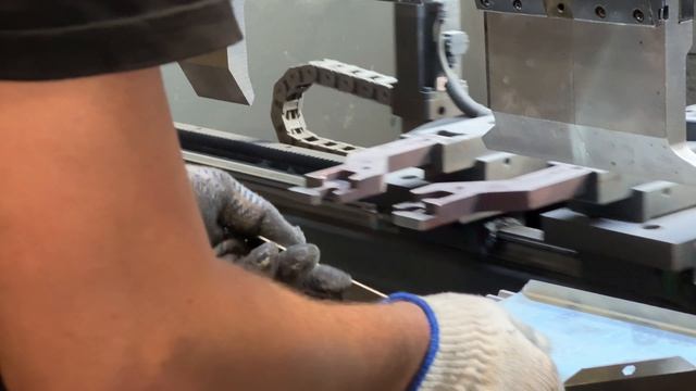 Гибка заготовки листа вблизи. Sheet Bending Close Look. Perfect Enemy. Vinnie Paz