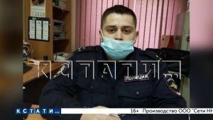 Свидетель преступления внезапно напала на полицейского с ножом, нанесла рану в шею и сбежала