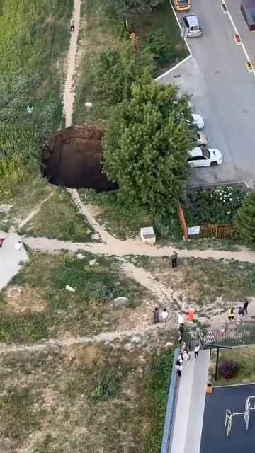 во дворе жилого дома внезапно обрушился грунт образовалась воронка 2026 июль смотреть онлайн