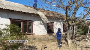 Волонтёры помогают устранять последствия наводнения в Хасавюртовском районе