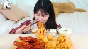 Мукбанг - курица и острая лапша и сырные закуски - горячая порция