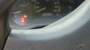 Тойота Хайлюкс лампа зарядки светится, а зарядка идет.