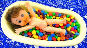 Аппетитное видео, полное конфет Skittles в радужной ванночке для ванны с обратной заливкой ASMR