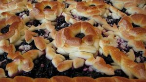 Открытый пирог с черникой и творогом