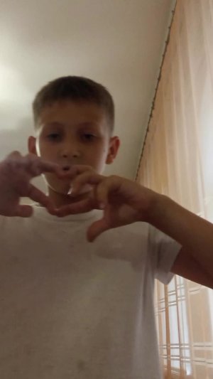 Малой танцует