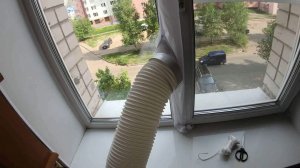 Установка тканевого шлюза для мобильного кондиционера на окно для вертикального проветривания