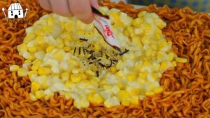 Мукбанг - курица и острая лапша и сырные закуски - сытная порция